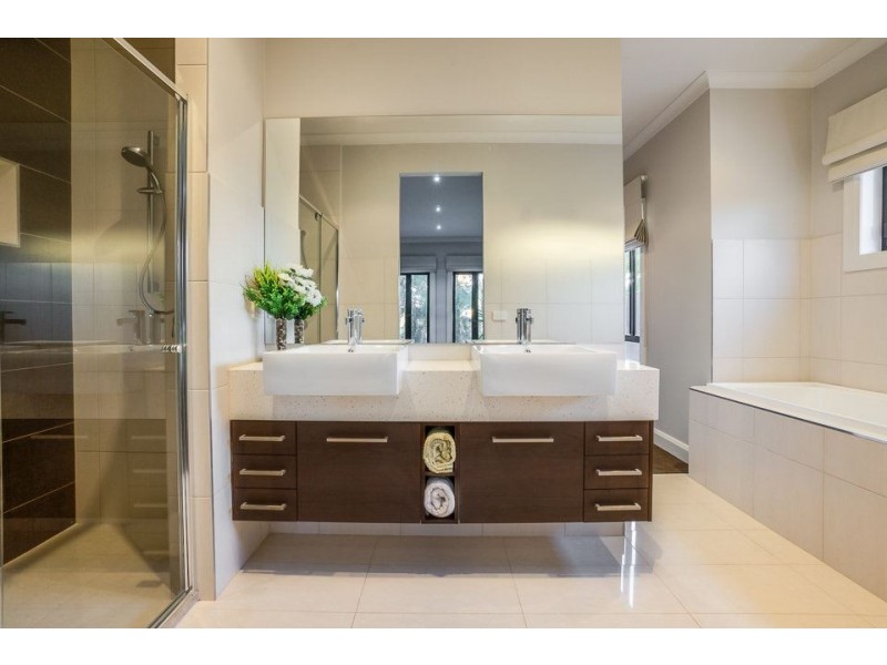 13 Manor Lakes Boulevard, Wyndham Vale VIC 3024