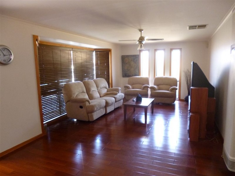 8 Pitta Close, Werribee VIC 3030