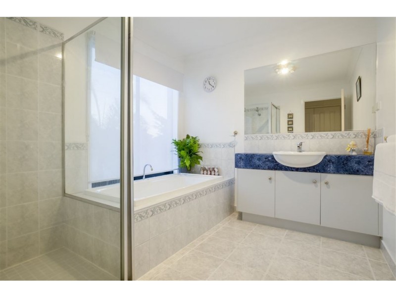 23 South Shore Avenue, Sanctuary Lakes VIC 3030