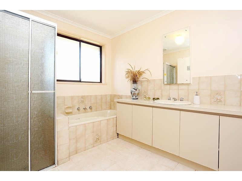 2 Courtney Avenue, Hoppers Crossing VIC 3029