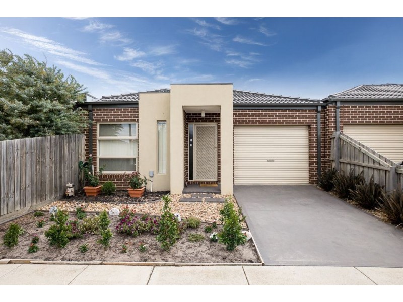 2/27 Red Robin  Road, Truganina VIC 3029