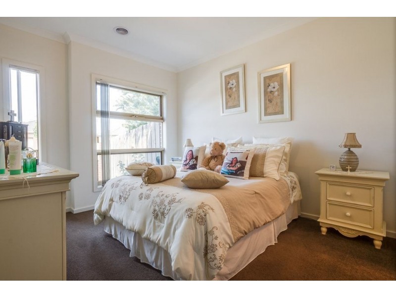 2/27 Red Robin  Road, Truganina VIC 3029