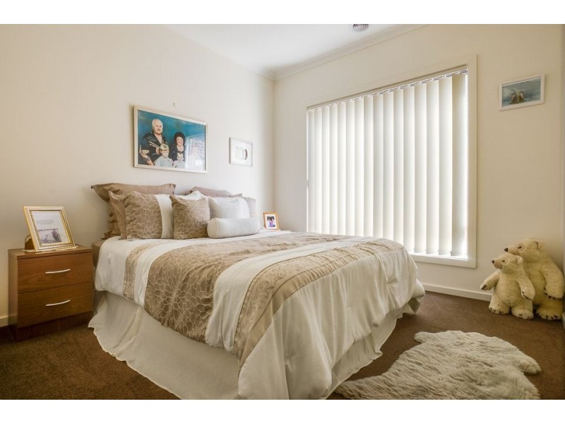 2/27 Red Robin  Road, Truganina VIC 3029