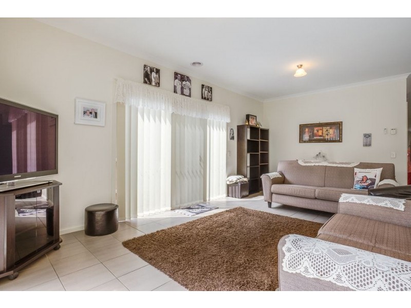 2/27 Red Robin  Road, Truganina VIC 3029