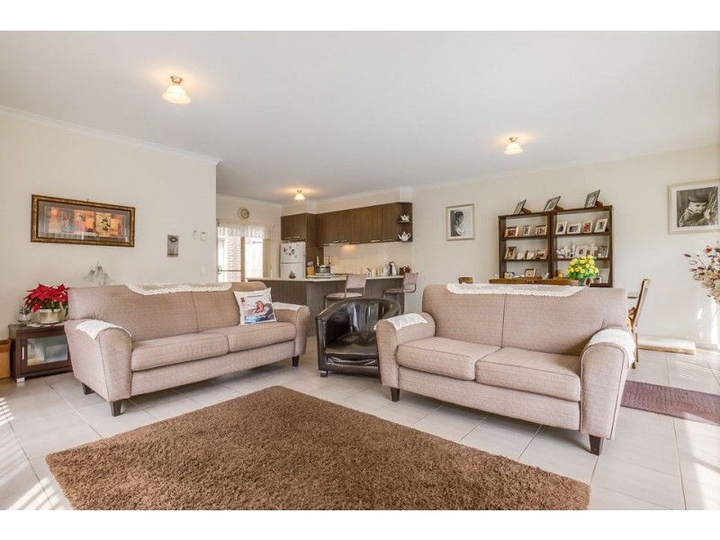 2/27 Red Robin  Road, Truganina VIC 3029