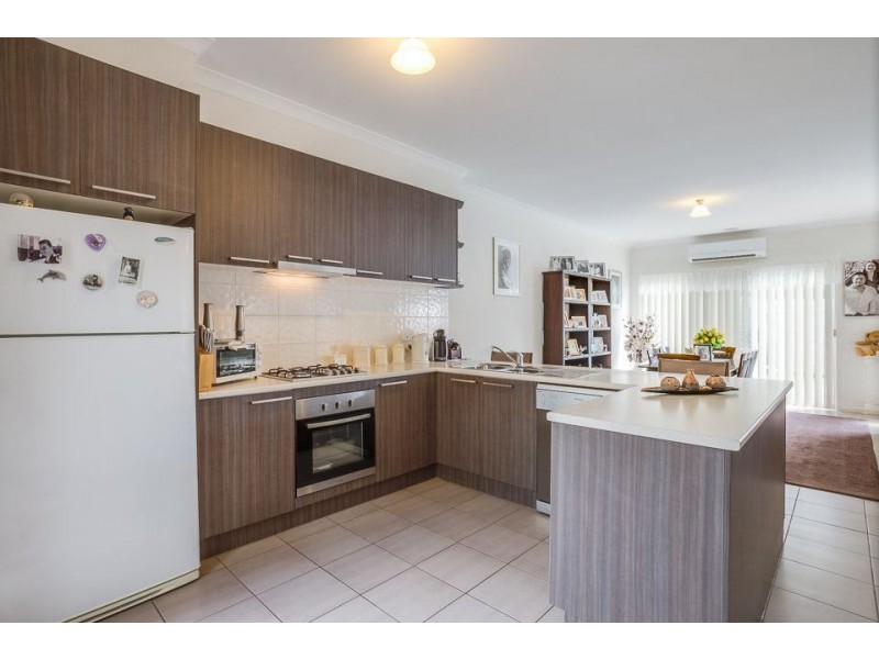 2/27 Red Robin  Road, Truganina VIC 3029