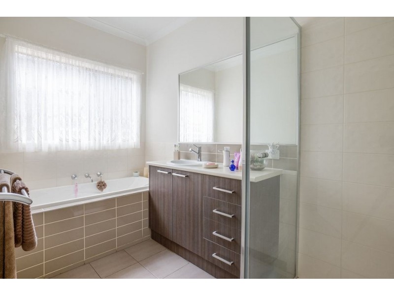 2/27 Red Robin  Road, Truganina VIC 3029