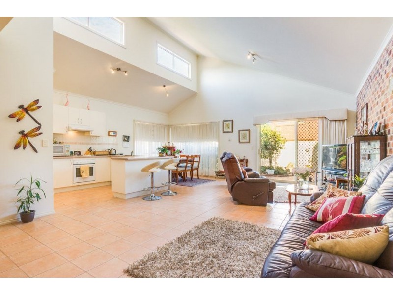 2/25 Collins Street, Werribee VIC 3030