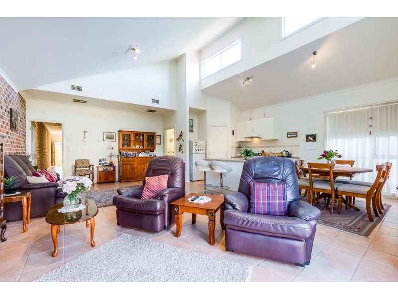 2/25 Collins Street, Werribee VIC 3030