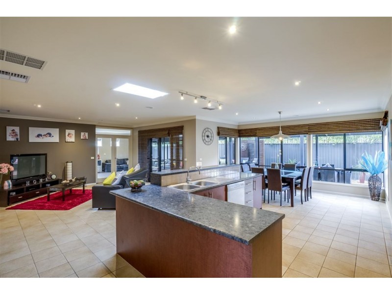 7 Omeo Terrace, Wyndham Vale VIC 3024