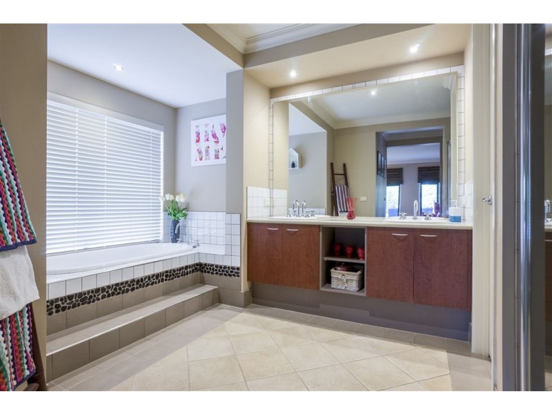 7 Omeo Terrace, Wyndham Vale VIC 3024