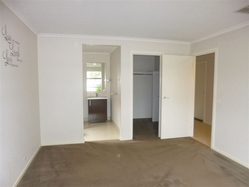 8 Tenerrife Crescent, Point Cook VIC 3030