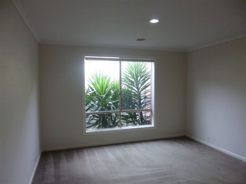 8 Tenerrife Crescent, Point Cook VIC 3030