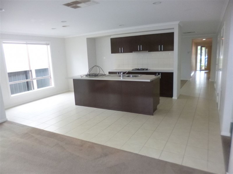 8 Tenerrife Crescent, Point Cook VIC 3030