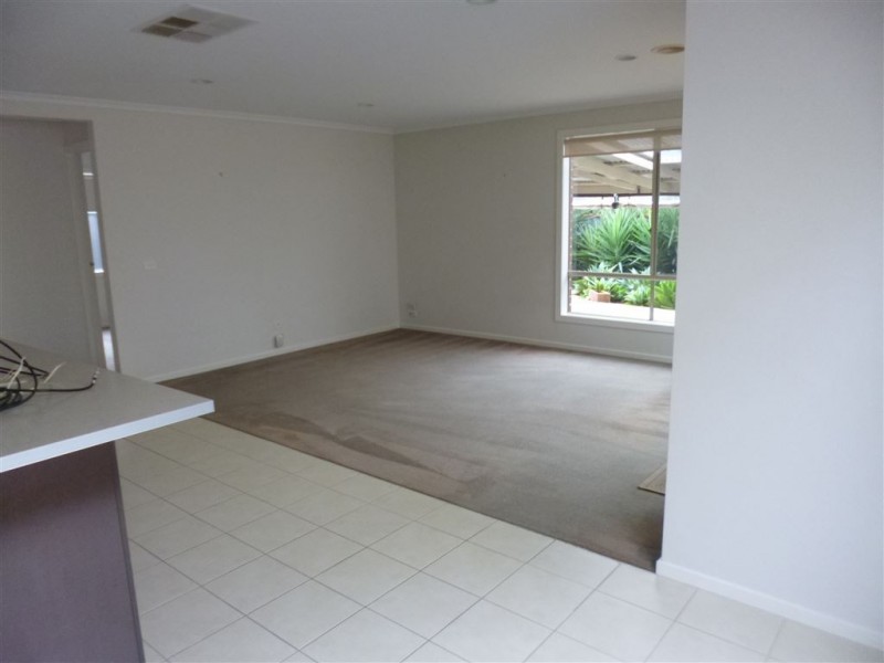 8 Tenerrife Crescent, Point Cook VIC 3030