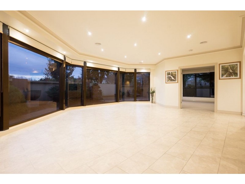 1/2 Sandlewood Lane, Sanctuary Lakes VIC 3030