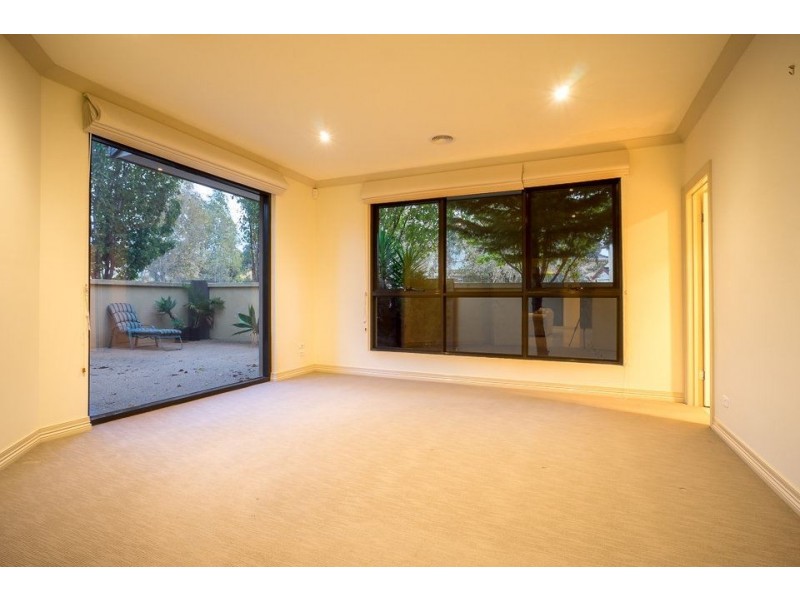 1/2 Sandlewood Lane, Sanctuary Lakes VIC 3030