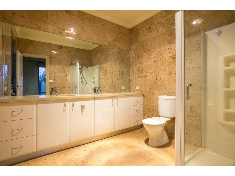 1/2 Sandlewood Lane, Sanctuary Lakes VIC 3030