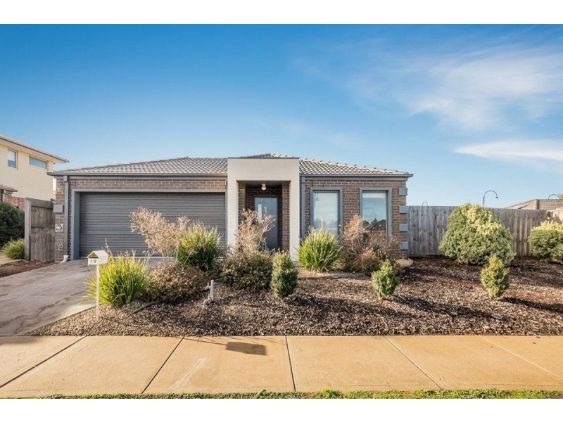 19 Birdswing Terrace, Melton South VIC 3338