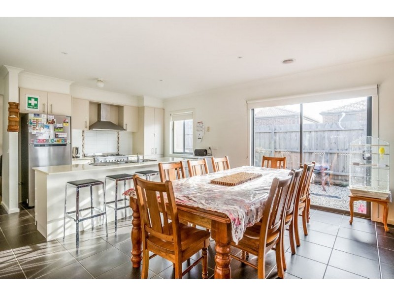 19 Birdswing Terrace, Melton South VIC 3338