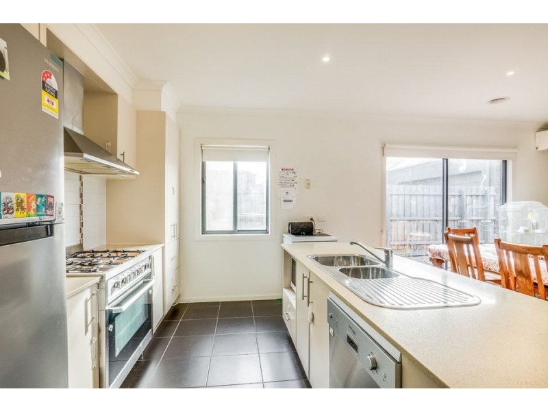 19 Birdswing Terrace, Melton South VIC 3338