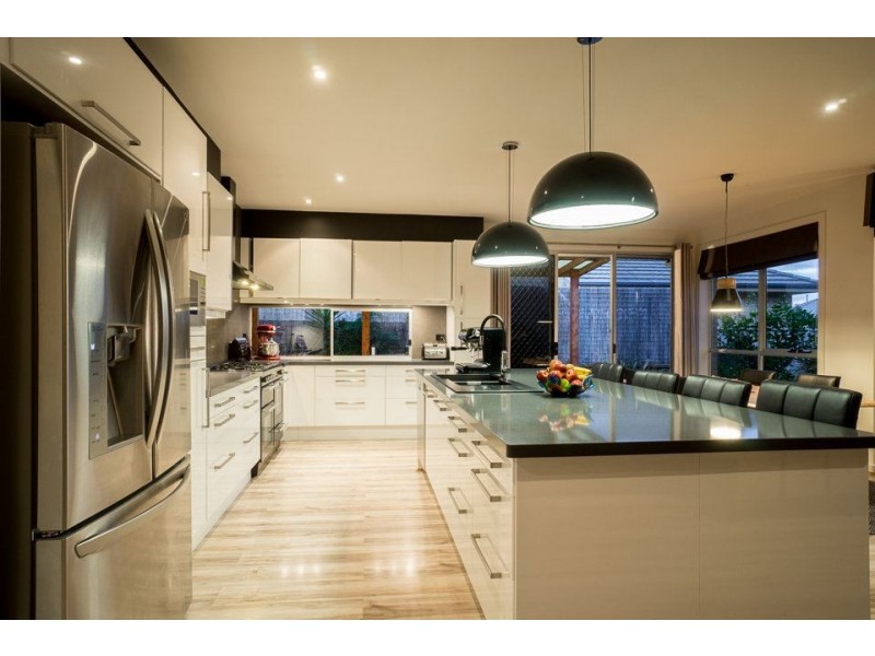 8 Riverglades Drive, Sanctuary Lakes VIC 3030