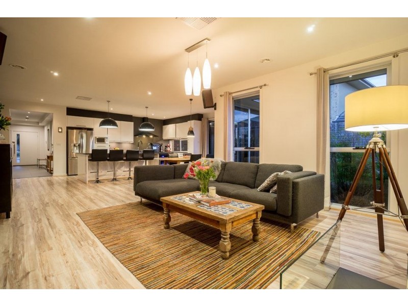 8 Riverglades Drive, Sanctuary Lakes VIC 3030