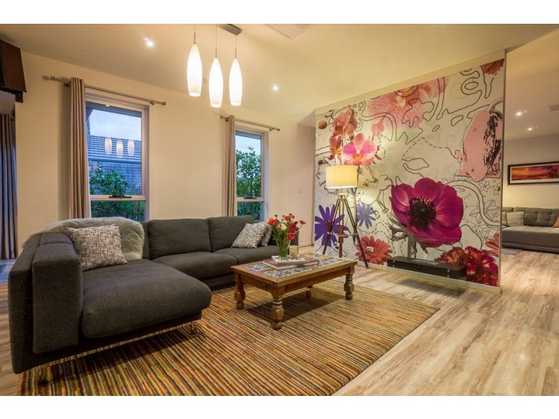8 Riverglades Drive, Sanctuary Lakes VIC 3030