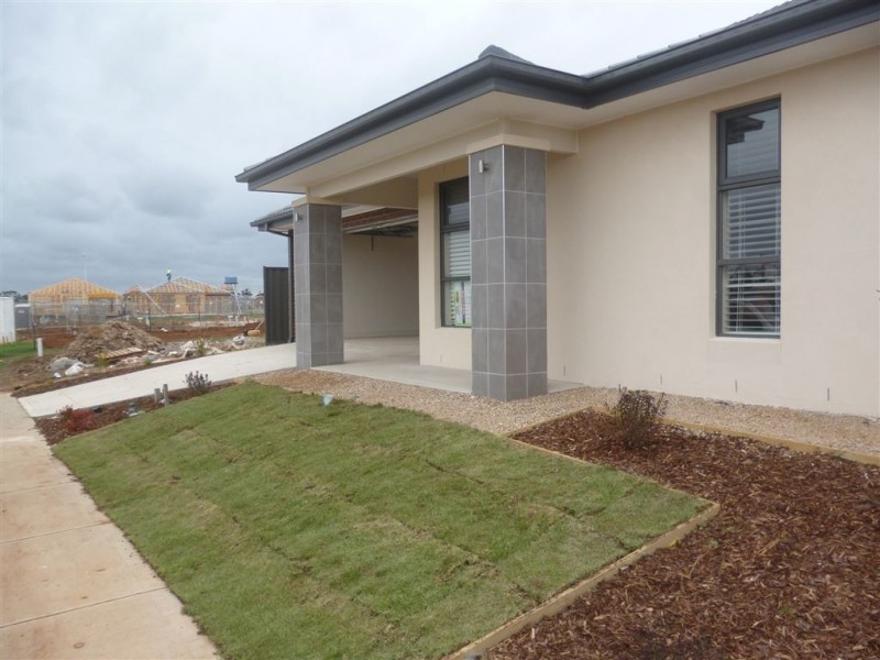 8 Ixora Crescent, Wyndham Vale VIC 3024