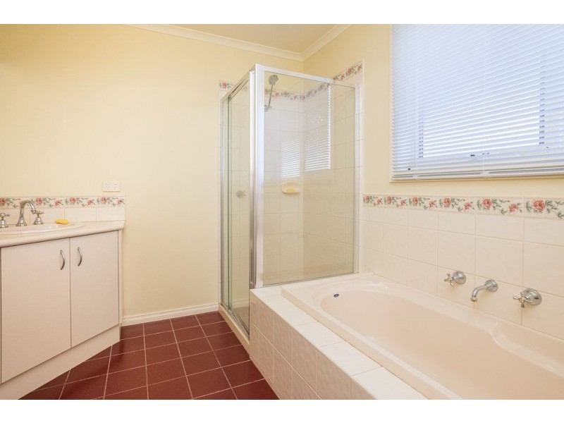 2B Cattanach Crescent, Werribee VIC 3030