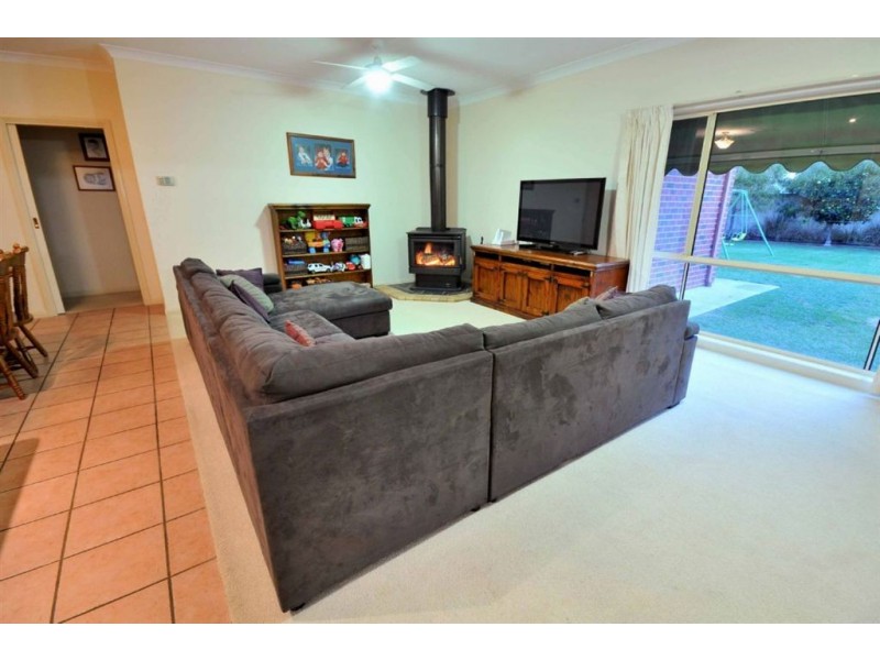 19 Valarie Way, Lavington NSW 2641