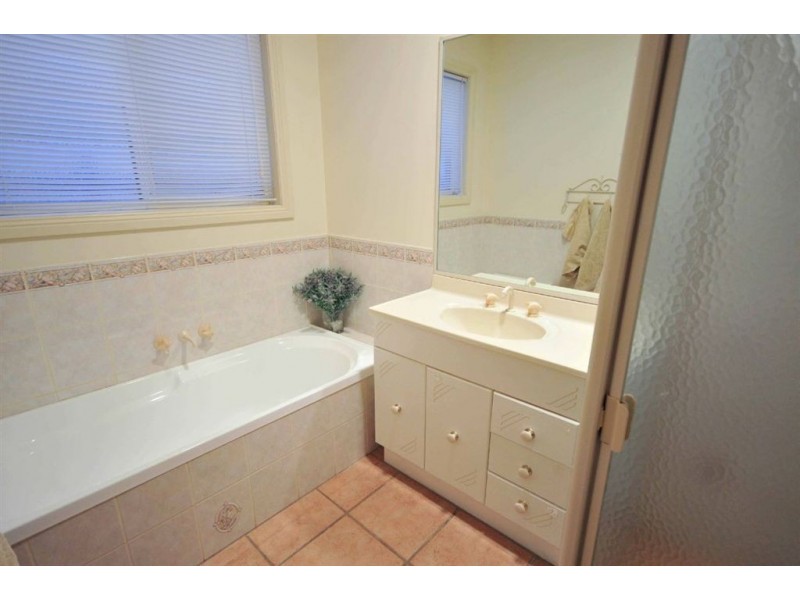 19 Valarie Way, Lavington NSW 2641