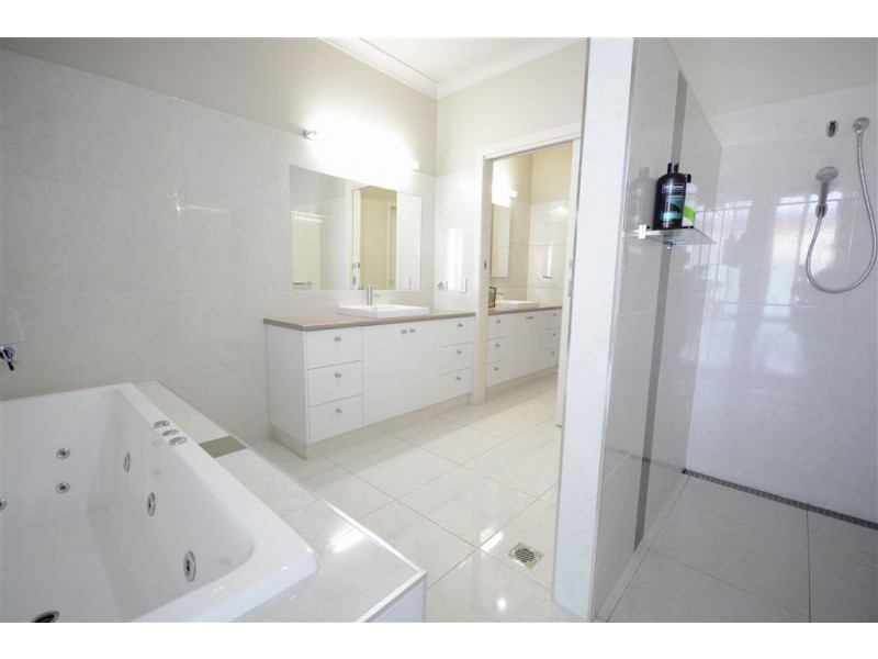 39 Kingfisher Court, East Albury NSW 2640