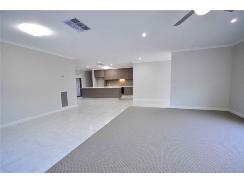2/13 Bassett, West Wodonga VIC 3690