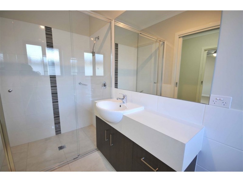 2/13 Bassett, West Wodonga VIC 3690