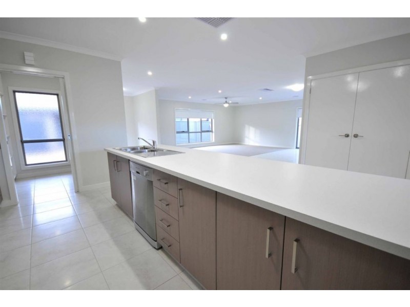 2/13 Bassett Street, Wodonga VIC 3690