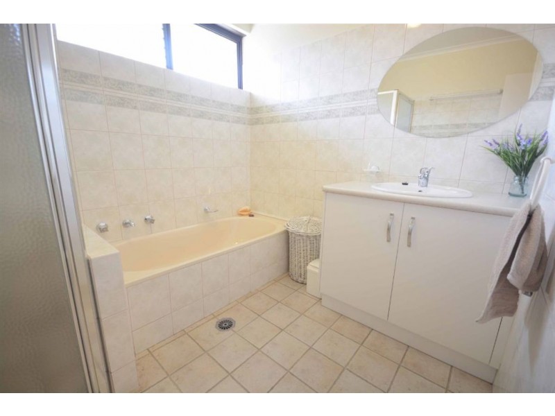 470 Schaefer street, Lavington NSW 2641