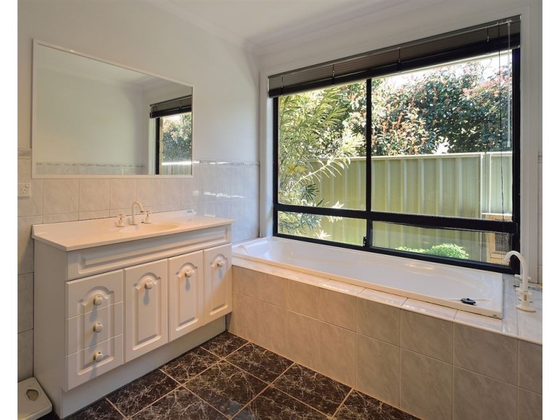 17 Kingfisher Court, East Albury NSW 2640