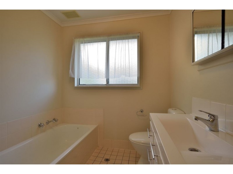 16 Banksia Street, West Albury NSW 2640