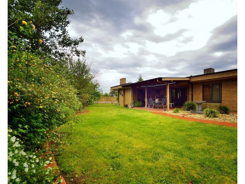 335 Parkland Cres, Lavington NSW 2641