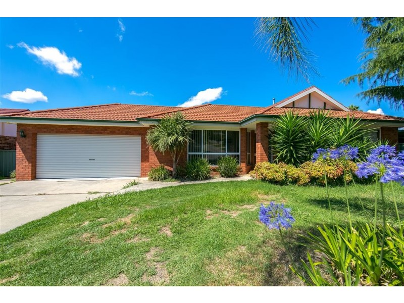 88 Crawshaw Cres, Lavington NSW 2641