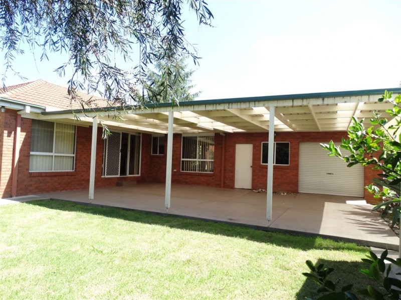 88 Crawshaw Cres, Lavington NSW 2641