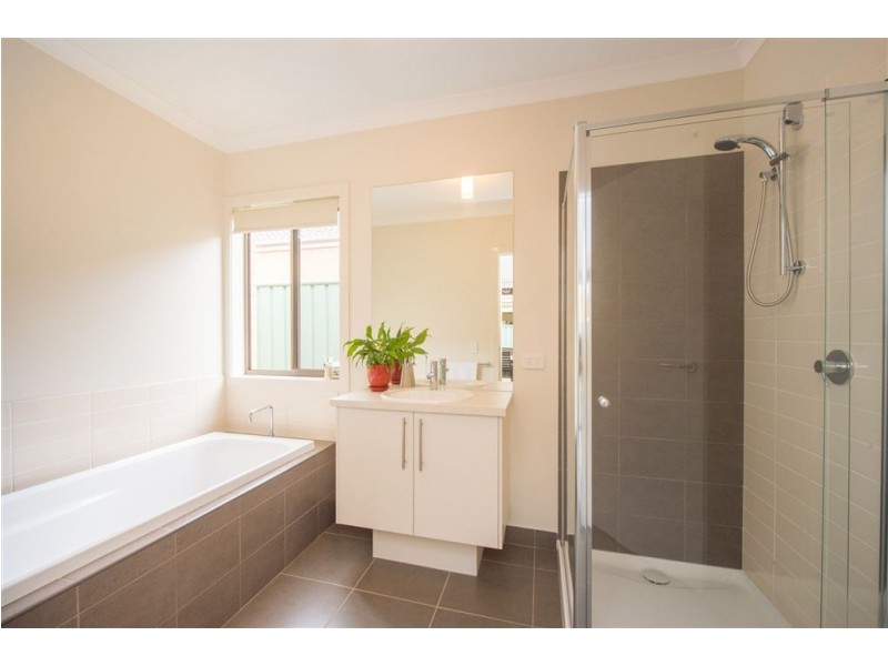 48 Champions Drive, Albury NSW 2640