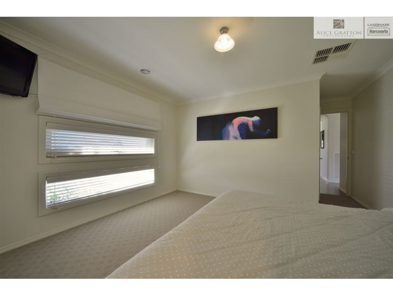 8 Bullfrog Court, Thurgoona NSW 2640