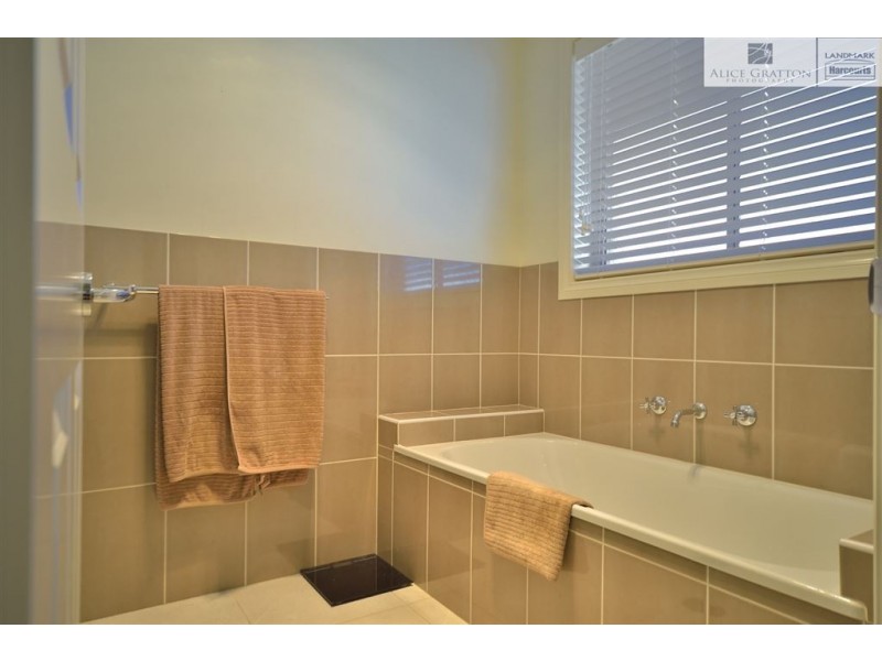 8 Bullfrog Court, Thurgoona NSW 2640