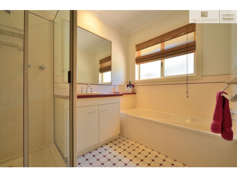 80 Southernview Drive, West Albury NSW 2640