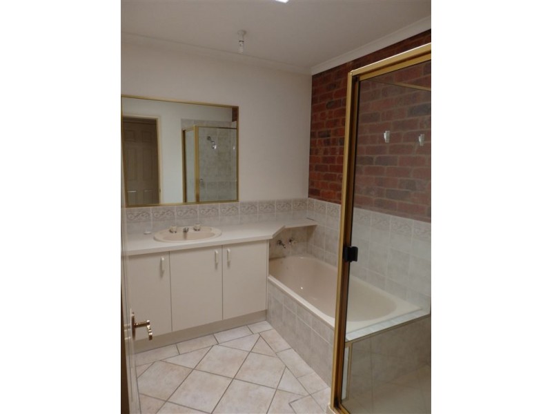 2/4 Yanco Court, West Wodonga VIC 3690