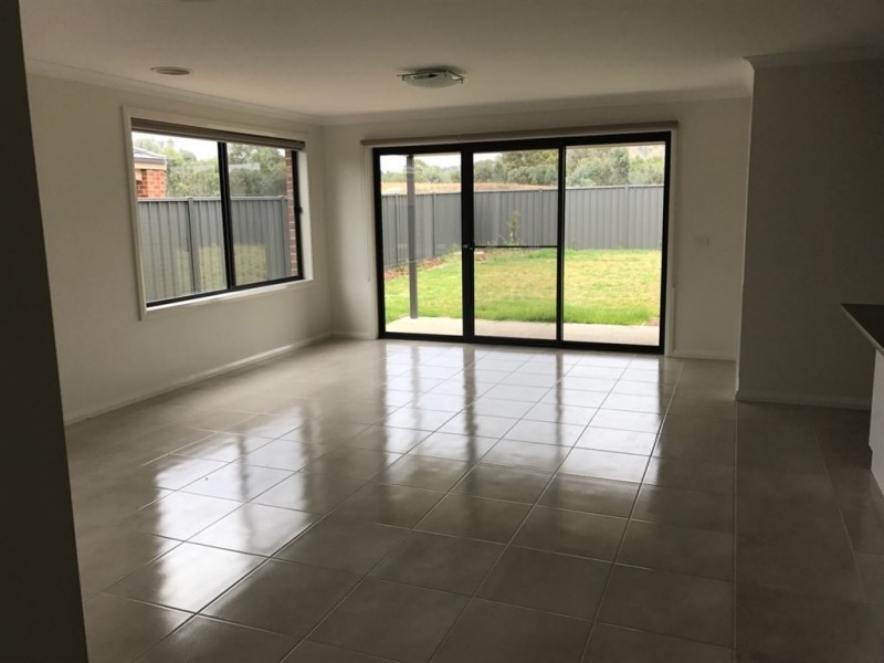 18 Lankaster Court, Thurgoona NSW 2640
