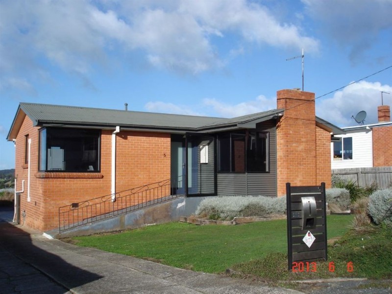 5 Pineleigh Street, Penguin TAS 7316