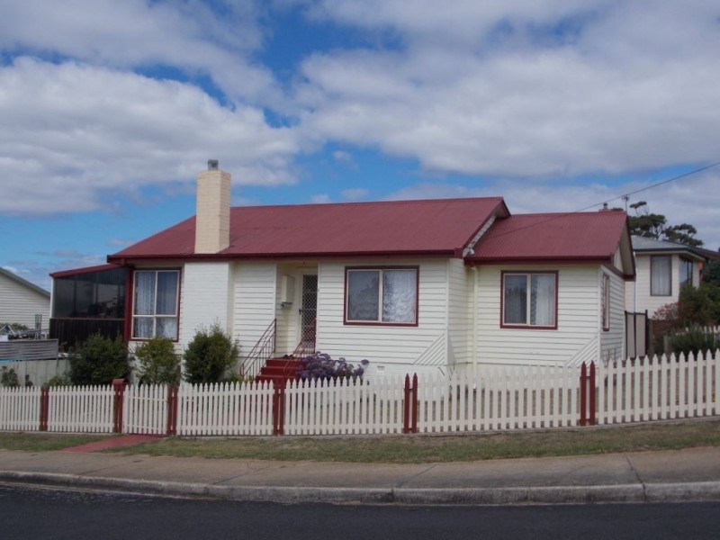 1 Pineleigh Street, Penguin TAS 7316